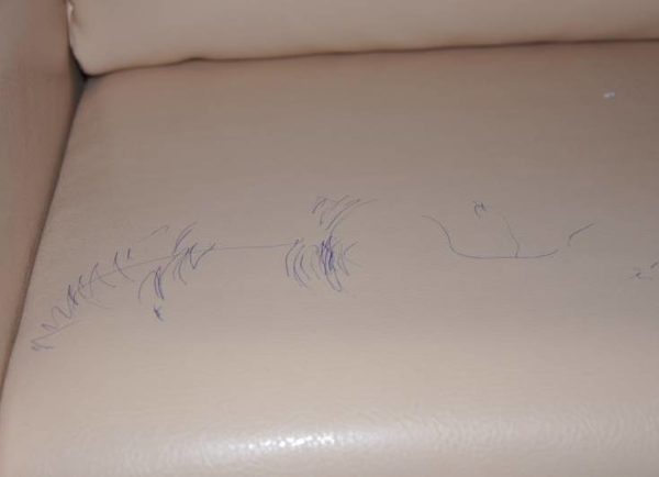 Каракули ручкой на белом диване